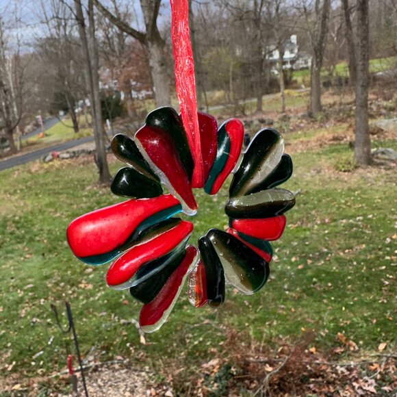 #9308 RED CLEAR BLACK WREATH ORNAMENT / WINDOW SUNCATCHER - Picture 6 of 11